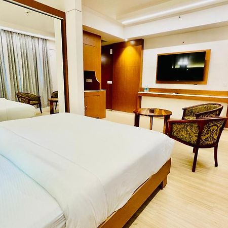 Neel Skye - Couple Friendly - Dlf My Pad, Gomtinagar , Lucknow Aparthotel Ngoại thất bức ảnh