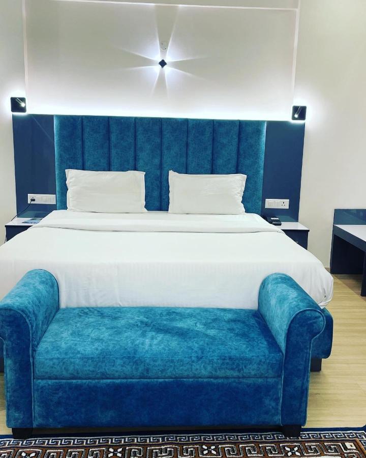 Neel Skye - Couple Friendly - Dlf My Pad, Gomtinagar , Lucknow Aparthotel Ngoại thất bức ảnh