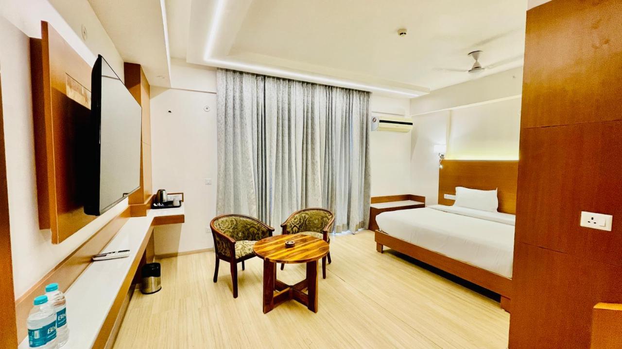 Neel Skye - Couple Friendly - Dlf My Pad, Gomtinagar , Lucknow Aparthotel Ngoại thất bức ảnh